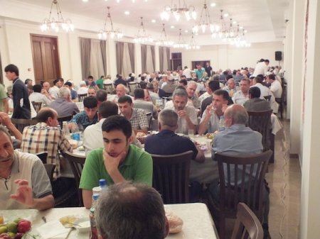 Şamaxı Cümə məscidində iftar süfrəsi