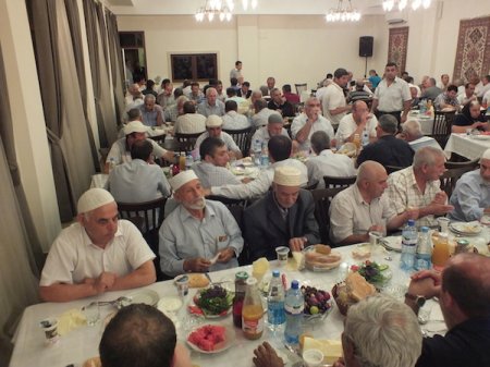 Şamaxı Cümə məscidində iftar süfrəsi