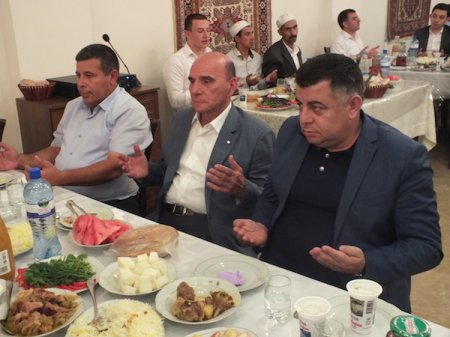 Şamaxı Cümə məscidində iftar süfrəsi