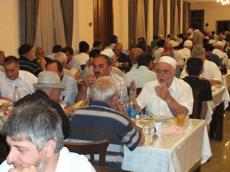 Şamaxı Cümə məscidində iftar süfrəsi