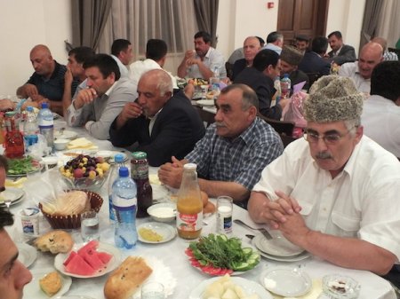 Şamaxı Cümə məscidində iftar süfrəsi