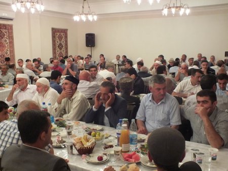 Şamaxı Cümə məscidində iftar süfrəsi