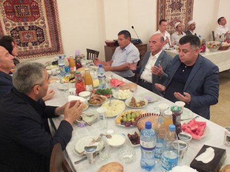 Şamaxı Cümə məscidində iftar süfrəsi