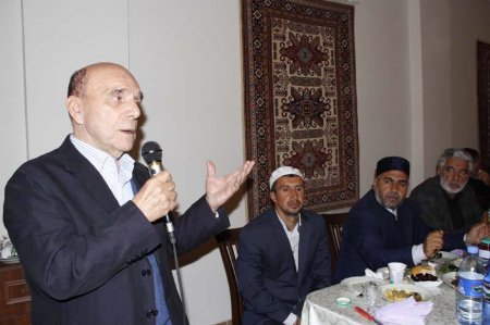 Şamaxının millət vəkili Elxan Süleymanovun Cümə məscidində təşkil etdiyi iftar süfrəsi