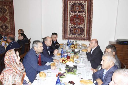 Şamaxının millət vəkili Elxan Süleymanovun Cümə məscidində təşkil etdiyi iftar süfrəsi